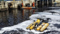 Tak hanya mengandalkan mesin aerator tersebut, petugas pun masih melakukan aksi bersih-bersih Kali Item untuk membersihkan kali dari sampah-sampah yang hanyut dan menyangkut di sekitar kali.