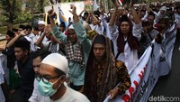 Pantauan detikcom, massa tiba di kantor DPP PKB, Jakarta Pusat, Jalan Raden Saleh I, Senen, Jakarta Pusat, pukul 14.31 WIB, Senin (30/7/2018). 