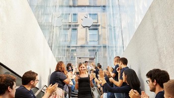 Ketika akan masuk ke dalam, pengunjung akan disambut dinding kaca dengan air mancur. Foto: Apple