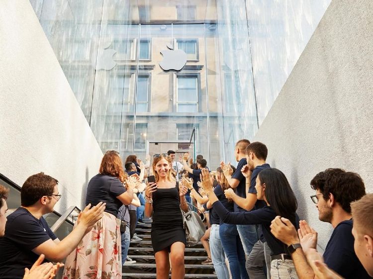 Segarnya Toko Apple di Milan Berdinding Air Mancur