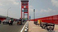 Kini jembatan terlihat bercahaya dengan merah menyala.