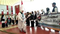 Kedatangan jemaah haji indonesia gelombang 2 (JKG30), disambut hangat oleh petugas PPIH di Bandara King Abdul Aziz, Jeddah, Senin (30/7/2018) waktu setempat. Dok. MCH.