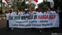 Massa membentangkan spanduk bertuliskan Cak Imin Wapres RI Harga Mati. 