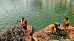 Melihat Aksi Petugas Oranye Bersihkan Danau Sunter