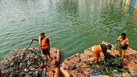 Tak hanya sampah organik, sampah-sampah rumah tangga seperti plastik masih banyak ditemukan oleh para petugas saat melakukan pembersihan.