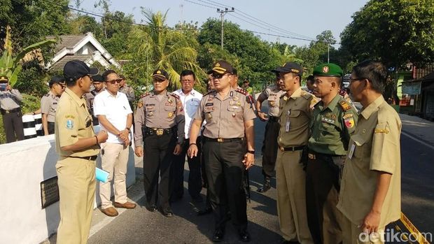 Kapolres Tuban cek lokasi jembatan ambrol/