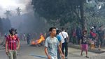 Penampakan Brutalnya Bentrok di Jambi, Mobil dan Motor Dibakar