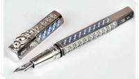 La Modernista Diamond Pen. La Modernista Diamond Pen diciptakan pada tahun 1999 dibuat dari komponen perak padat dilapisi rhodium. La Modernista dibuat dari emas 18 karat, selain itu pulpen ini juga dipasang 5.072 berlian wesselton seberat 20 karat dan 96 rubi dengan berat 32 karat. La Modernista membutuhkan enam bulan kerja oleh perancang permata Robert Perron. Karya ini dijual seharga US$ 265.000 atau setara Rp 3,34 miliar. Supermoney.com/Istimewa.