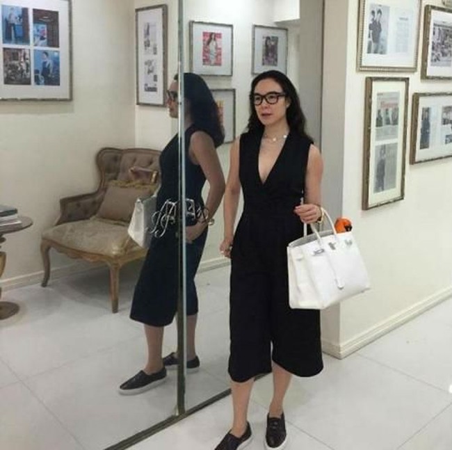 Dalam siaran Instagram Live itu, Gretchen pun mengakui dirinya mencintai suami wanita lain. “Sekarang, setelah 23 tahun yang indah bersama Tonyku, kalian bisa menyebutku pelakor dan aku bisa mengatakan pada kalian, aku bahagia menjadi selingkuhannya,” ucapnya tanpa malu-malu. Foto: Instagram