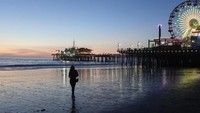 Kalau ini, saat Keshia menikmati senja di Santa Monica Pier. Keshia diketahui merupakan pacar pertama Drake. (Instagram/Keshia Chante)