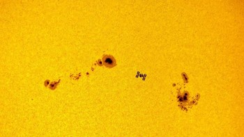 Stasiun luar angkasa internasional (ISS) dipotret antara dua sunspot besar, AR 12674 dan AR 12673, selama transit matahari. Karya Dani Caxete dari Spanyol. Foto: National Maritime Museum