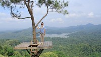 Kalau yang ini, tampaknya Dellie sedikit deg-degan saat berfoto di Kalibiru ya? (delliedinda/Instagram)