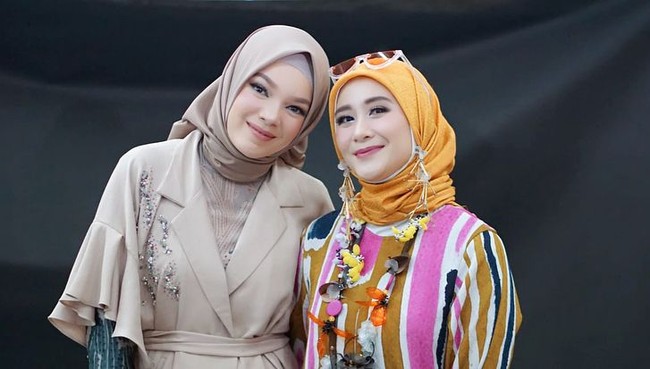 Berfoto bersama Dewi Sandra yang hari itu juga menjadi muse fashion show Wardah di JMF 2018, keduanya tampak cantik nan anggun.  Foto: Instagram/Ryana_dea