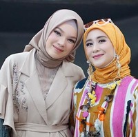 Berfoto bersama Dewi Sandra yang hari itu juga menjadi muse fashion show Wardah di JMF 2018, keduanya tampak cantik nan anggun.  Foto: Instagram/Ryana_dea