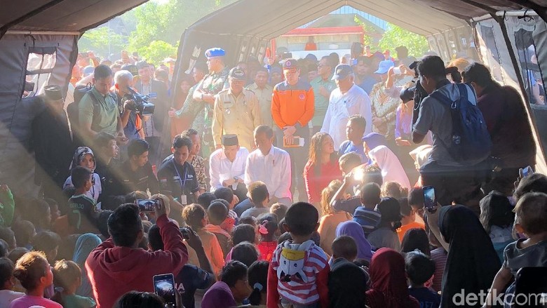 Jokowi dan TGB Tinjau Rumah Roboh Akibat Gempa NTB Jokowi dan TGB Tinjau Rumah Roboh Akibat Gempa NTB