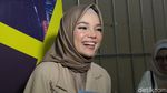 Senyum Semringah si Cantik Dewi Sandra