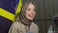 Senyum Dewi Sandra. Foto: (Saras/detikhot)