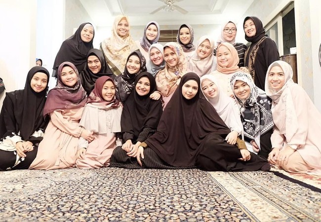 Setelah berhijab, Ryana juga mengikuti kajian Islami bersama artis berhijab lainnya seperti Zaskya Adya Mecca, Shireen Sungkar, hingga Laudya Cynthia Bella. Foto: Instagram/Ryana_dea