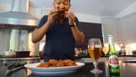 Begini Serunya Momen Makan Ayam Goreng Hingga Gelato Penyanyi John Legend