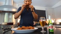  Ayam lagi ayam lagi. Ayam goreng tepung yang renyah sepertinya jadi makanan kesukaan penyanyi ini ya. Foto: Instagram @johnlegend