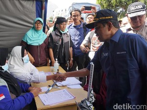 Mensos Temui Korban Gempa NTB di Posko Pengungsian