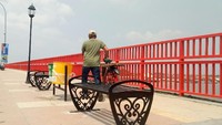 Trotoar di Jembatan Ampera terlihat rapi setelah penggantian granit tebal. Bahkan beberapa kursi santai pun terlihat sudah berjajar dan mulai dapat dimanfaatkan pejalan kaki.