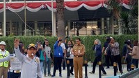 Gubernur DKI Anies Baswedan juga meninjau langsung pengoperasian pelican crossing. Fotografer: Muhammad Fida Ul Haq