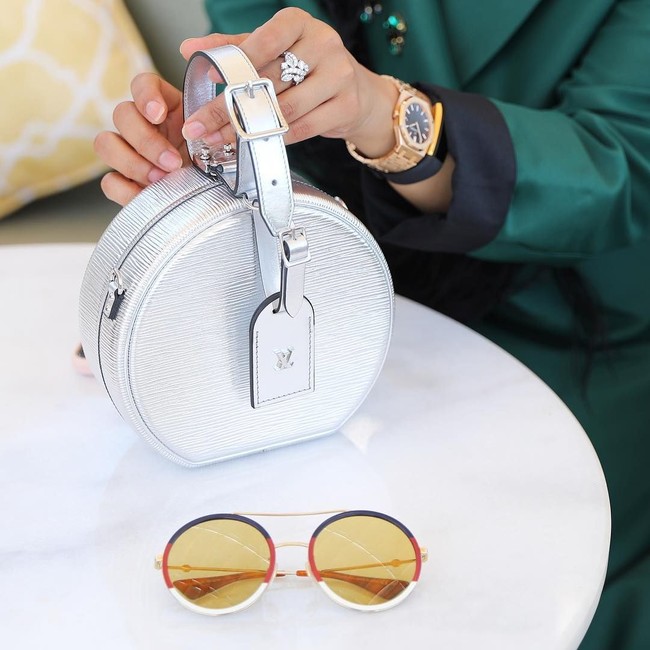 Selain Dior, ia pun kerap tampil membawa tas Louis Vuitton. Koleksi Petite Boite Chapeau ini memiliki harga sekitar $4250 atau lebihd ari Rp 60 juta. Foto: Dok. Sondos Al Qattan