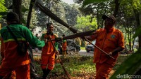Canda dan tawa terlihat dari para petugas ini.