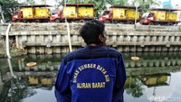 Kementerian Pekerjaan Umum dan Perumahan Rakyat (PUPR) melalui Balai Besar Wilayah Sungai (BBWS) Ciliwung Cisadane, Direktorat Jenderal Sumber Daya Air juga berupaya mengurangi bau di Kali Sentiong atau biasa disebut Kali Item itu dengan cara membuka pintu air Gang Kelor (PA Sentiong). Air berasal dari Bendung Katulampa di Bogor yang dialirkan hingga ke Kali Sentiong melalui Kali Baru Timur.