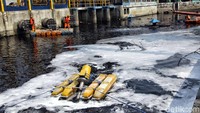 Sejumlah petugas UPK Badan Air pun terlihat sedang membersihkan sampah sambil mencoba upaya baru menghilangkan bau tak sedap di Kali Item menggunakan mesin aerator di Pintu Air Kali Item, perbatasan Jakarta Pusat-Jakarta Utara, Senin (30/7/2018).