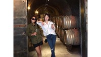Berkunjung ke Napa Valley, California, wanita berusia 36 tahun itu tampak sedang meminum minuman kesukaannya. Ya, segelas wine! Foto: Instagram kyo1122