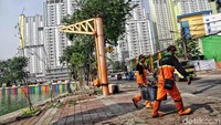 Lokasi danau yang terletak di dekat Wisma Atlet pun menjadi salah satu faktor utama aksi bersih-bersih Danau Sunter semakin gencar dilakukan.