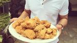 Begini Serunya Momen Makan Ayam Goreng Hingga Gelato Penyanyi John Legend