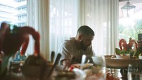 Lagunya yang tengah viral, membuat Drake kembali menjadi sorotan. Dia sendiri suka dengan hidangan seafood segar dan beefsteak. Foto: Instagram @champagnepapi