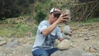 Kegiatan rock balancing enaknya dilakukan pagi-pagi. Ketika menyusun batu, beberapa wisatawan di sekitar tempat wisata tampak antusias untuk menyaksikan (Rachmadi/detikTravel)