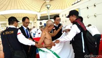 Banyak Jamaah gelombang 2 yang belum mengenakan kain ihram dari Tanah Air, sehingga para jamaah mulai menggunakannya di Bandara dibantu oleh petugas. Dok. MCH.