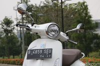 Lampu depan Vespa Primavera ABS. 
