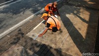 Pengecatan tersebut untuk mempercantik jalur pedestrian jelang Asian Games yang tinggal beberapa pekan lagi.