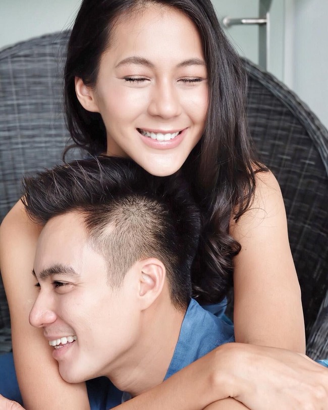 Hati Baim Wong dan Paula Verhoeven sedang berbunga-bunga. Betapa tidak, keduanya akan menikah dalam waktu dekat. Jelang pernikahan, muncul deretan foto mesra mereka yang dipotret oleh beberapa fotografer profesional seperti Andrew Soebroto dan Rico Lie, dengan Alexander Zulfikar Lalisang sebagai pengarah gaya atau stylist. (Foto: Instagram/alexzulfikarlalisang)