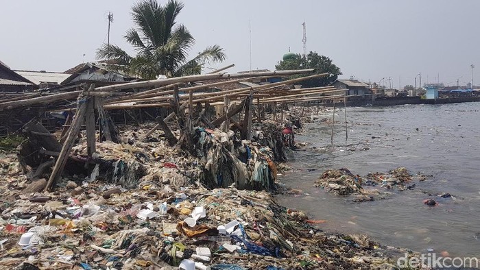 Puluhan Ton Sampah di Labuan Banten, Pemkab Salahkan Camat