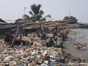 Puluhan Ton Sampah di Labuan Banten, Pemkab Salahkan Camat