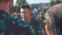 Dia datang menggunakan helikopter TNI AD bersama Danrem Wira Bhakti Kolonel Ahmad Rizal Ramdhani dan anggota lain.