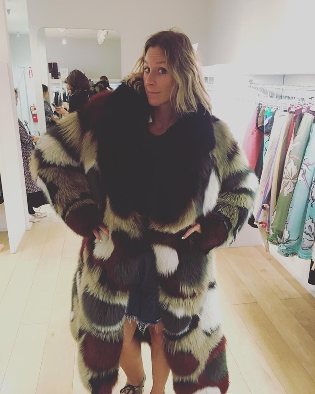 Carla Sosenko adalah penulis asal AS yang belakangan viral setelah bercerita soal ketagihannya akan belanja. Seperti kebanyakan wanita, ia sering terpengaruh para influencer di Instagram ketika membeli barang. Namun kasus Carlo cenderung parah karena ia bisa menghabiskan miliaran rupiah dalam waktu singkat untuk berbelanja. Foto: Instagram @carlasosenko