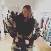 Carla Sosenko adalah penulis asal AS yang belakangan viral setelah bercerita soal ketagihannya akan belanja. Seperti kebanyakan wanita, ia sering terpengaruh para influencer di Instagram ketika membeli barang. Namun kasus Carlo cenderung parah karena ia bisa menghabiskan miliaran rupiah dalam waktu singkat untuk berbelanja. Foto: Instagram @carlasosenko