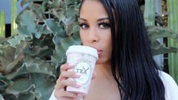 Tumbuh besar di Toronto, Kanada. Drake dan Kiki pun sudah mengenal satu sama lain saat remaja. Kiki yang kini sudah dewasa pun ternyata sangat suka minum teh.  Foto: Instagram @keshiachante