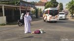 Ini Penampakan Nenek yang Bikin Heboh Salat di Tengah Jalan