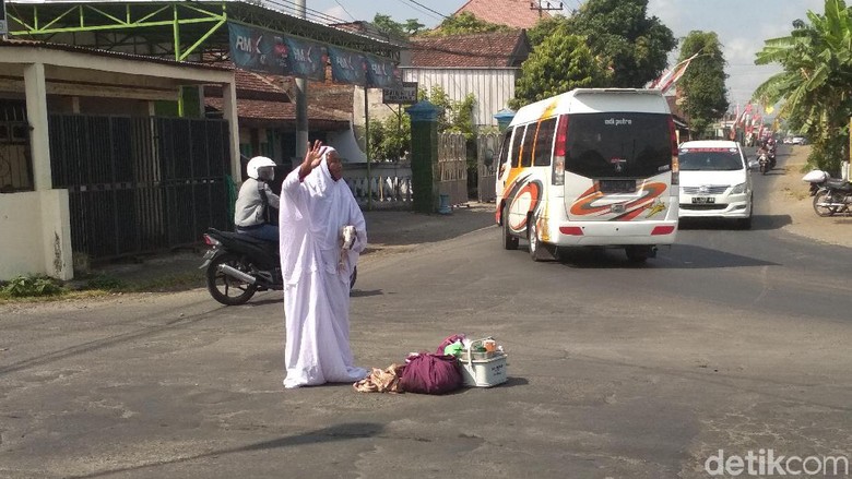 Lagi, Nenek di Tulungagung Bikin Heboh Karena Salat di Tengah Jalan Lagi, Nenek di Tulungagung Bikin Heboh Karena Salat di Tengah Jalan