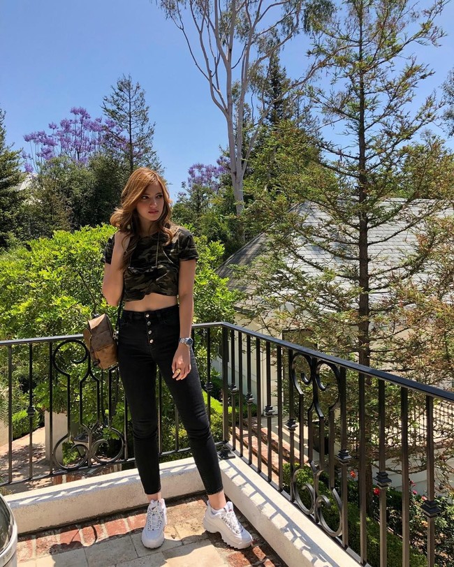 Berpose ala Barbie Feet, Nia Ramadhani memamerkan perut langsingnya. Nia tampil percaya diri memakai atasan crop top setahun setelah melahirkan anak ketiganya. Foto: Instagram