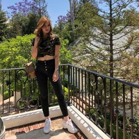 Berpose ala Barbie Feet, Nia Ramadhani memamerkan perut langsingnya. Nia tampil percaya diri memakai atasan crop top setahun setelah melahirkan anak ketiganya. Foto: Instagram